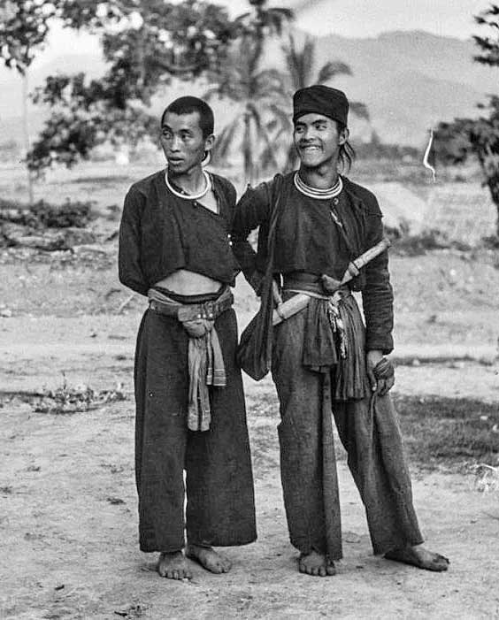 Chiang Rai, 1935, deux hommes de l'ethnie Shan portent la version originale du pantalon thaïlandais. Le cordon pour attacher la taille n'a pas encore fait son apparition